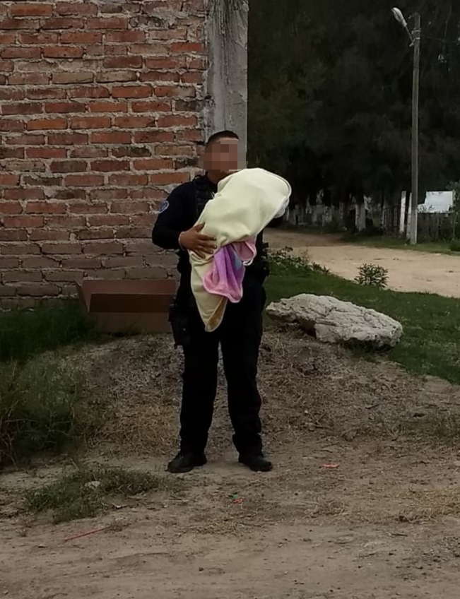 Policía de Celaya rescata a bebé abandonado