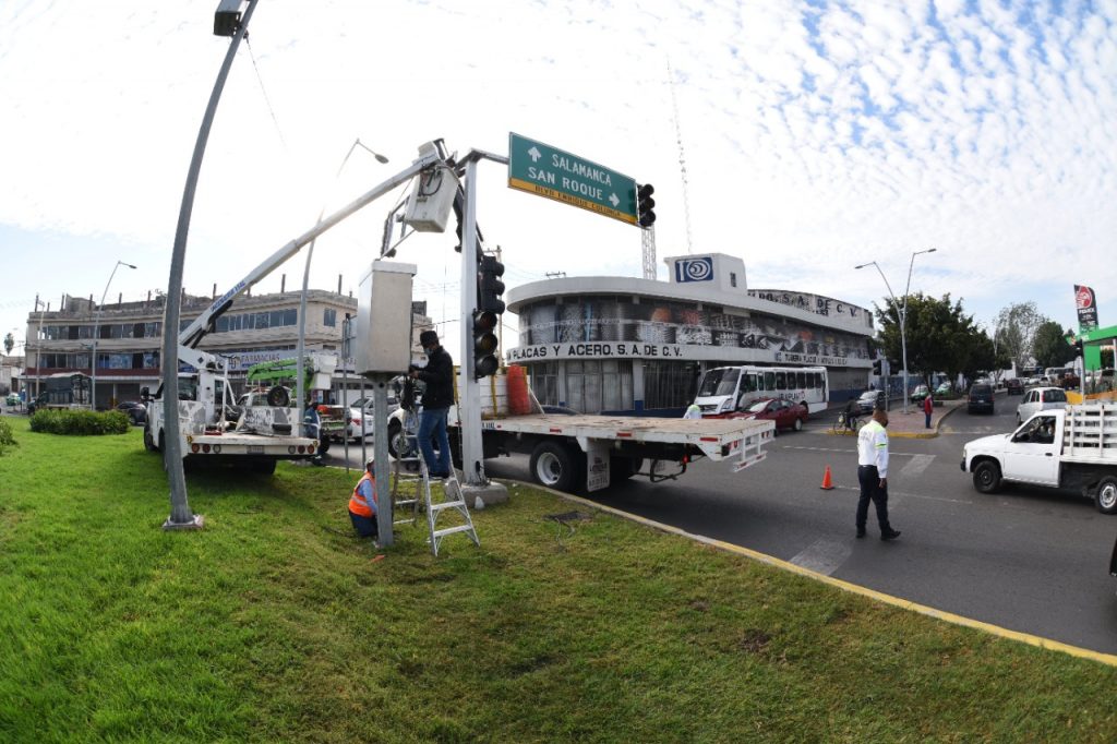 Retiran Semáforos en glorieta del Puente de Guadalupe