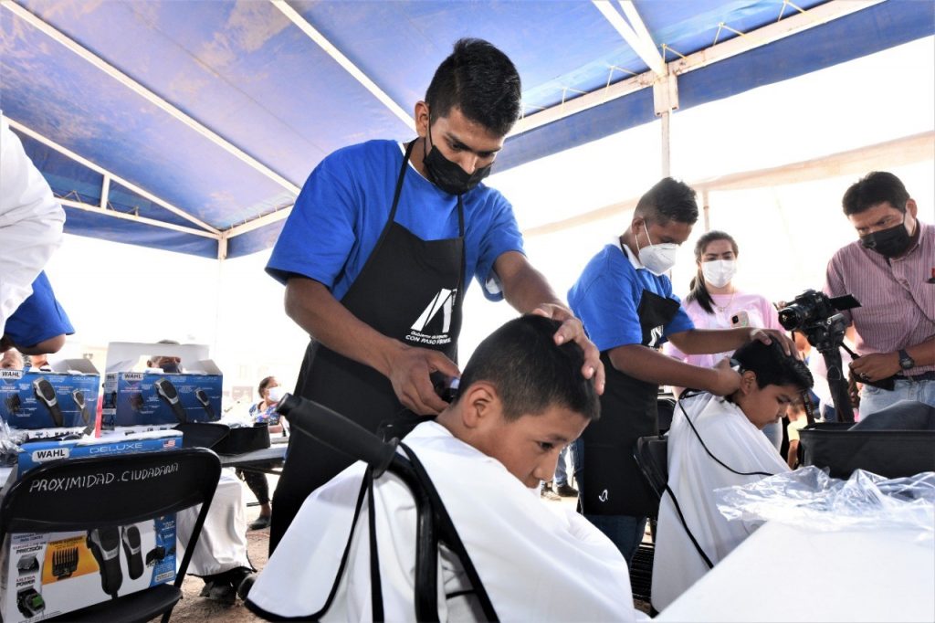 Entregan Kits de Barbería a Jóvenes Irapuatenses