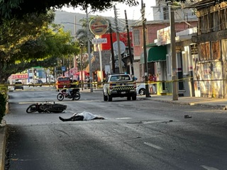 Motociclista muere al derrapar en Reforma