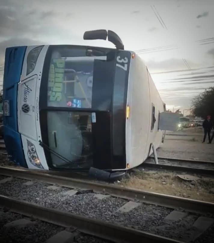 Choca urbano contra tren en Celaya