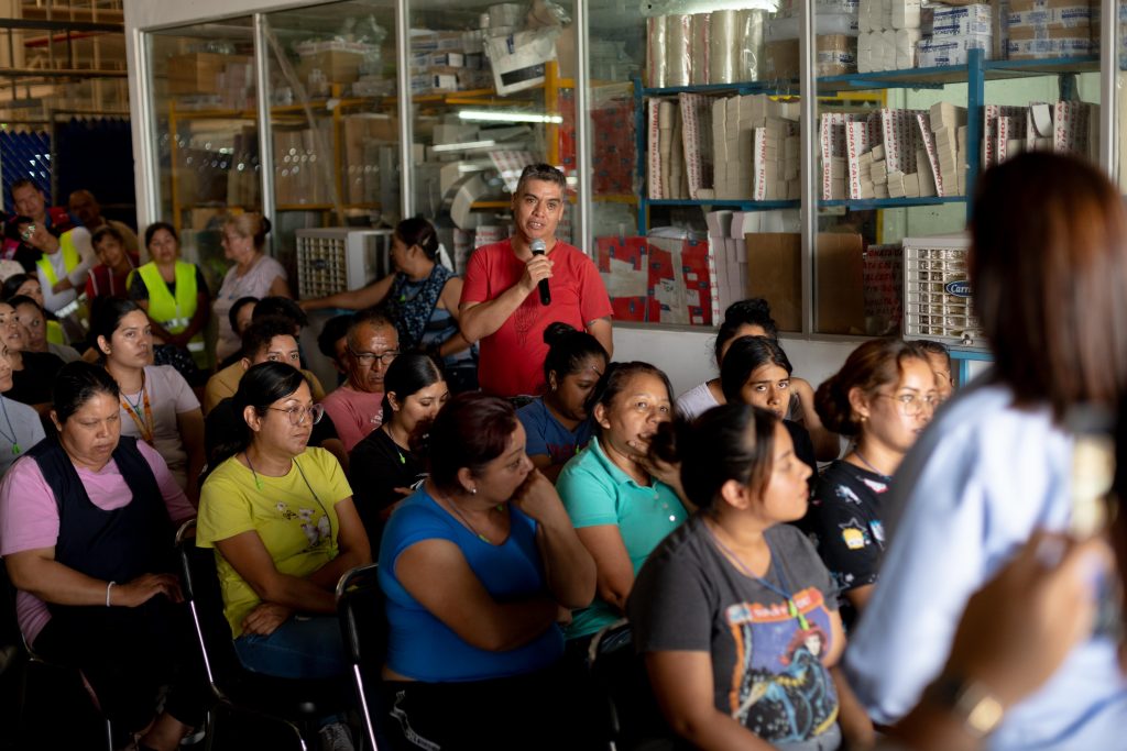 Escucha Lorena Alfaro a trabajadores de fábrica de calcetines